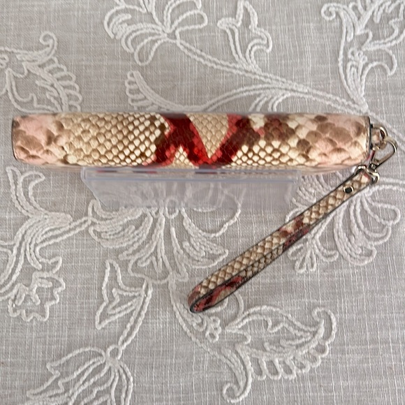 Michael Kors NWT Embossed Leather Large Travel Continental Wallet/Wristlet - Picture 5 of 16